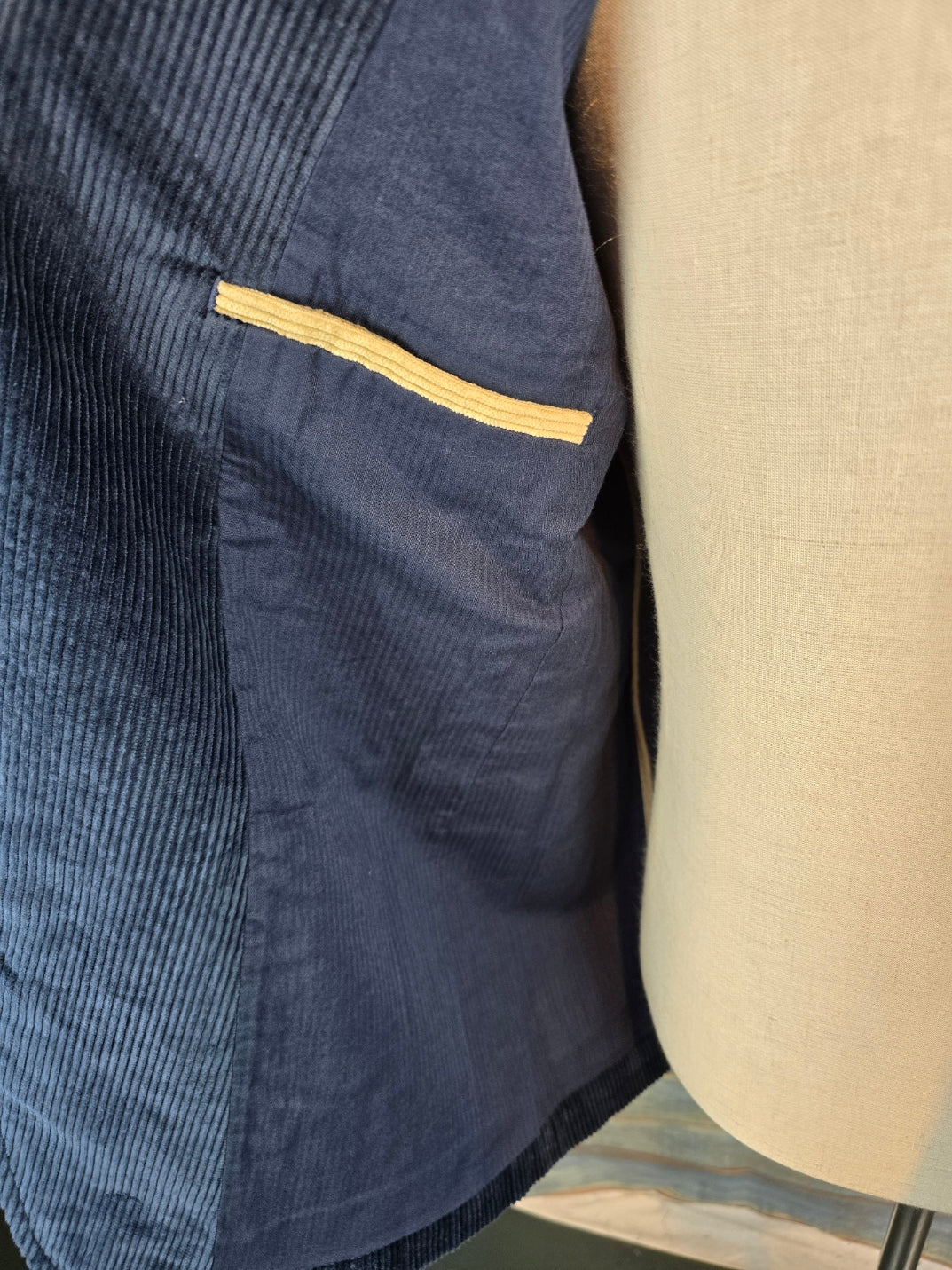 FYNCH-HATTON Unstructured Corduroy  3 Button Blazer