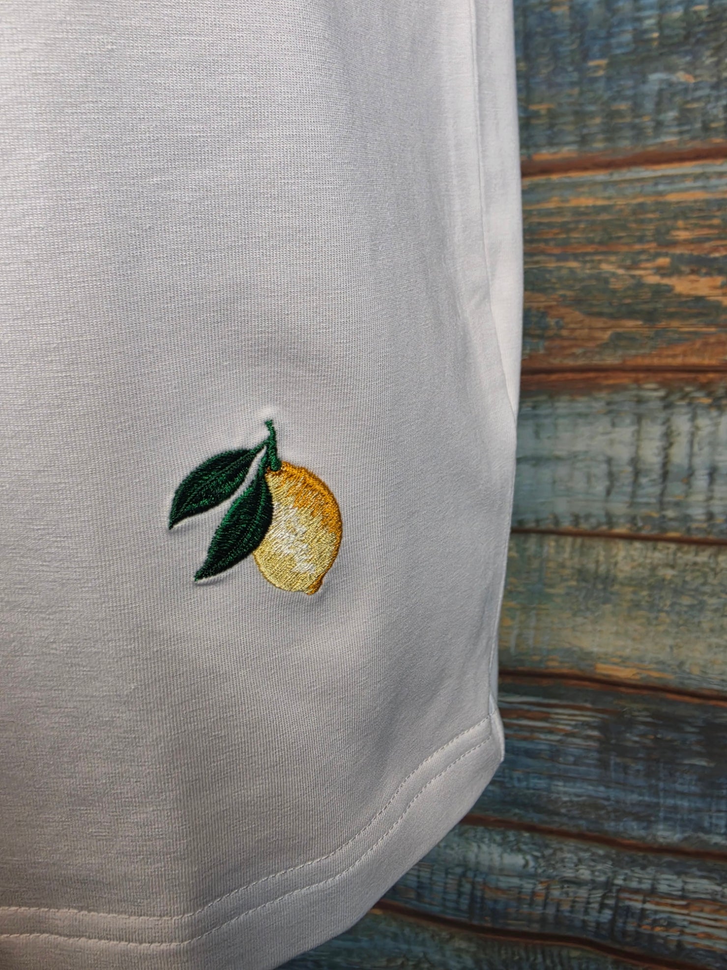 IMPULSO white T-Shirt with Embroidered Lemon