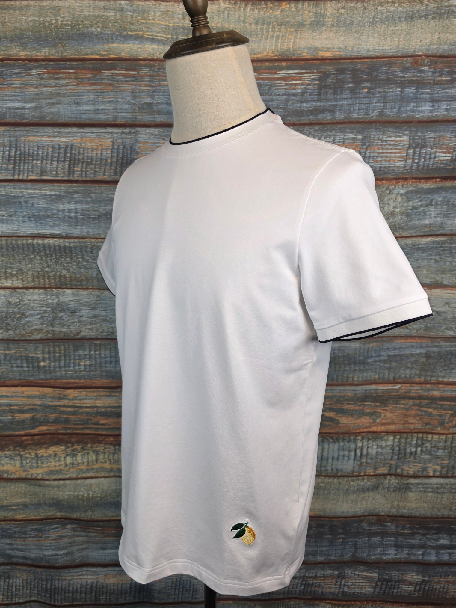 IMPULSO white T-Shirt with Embroidered Lemon