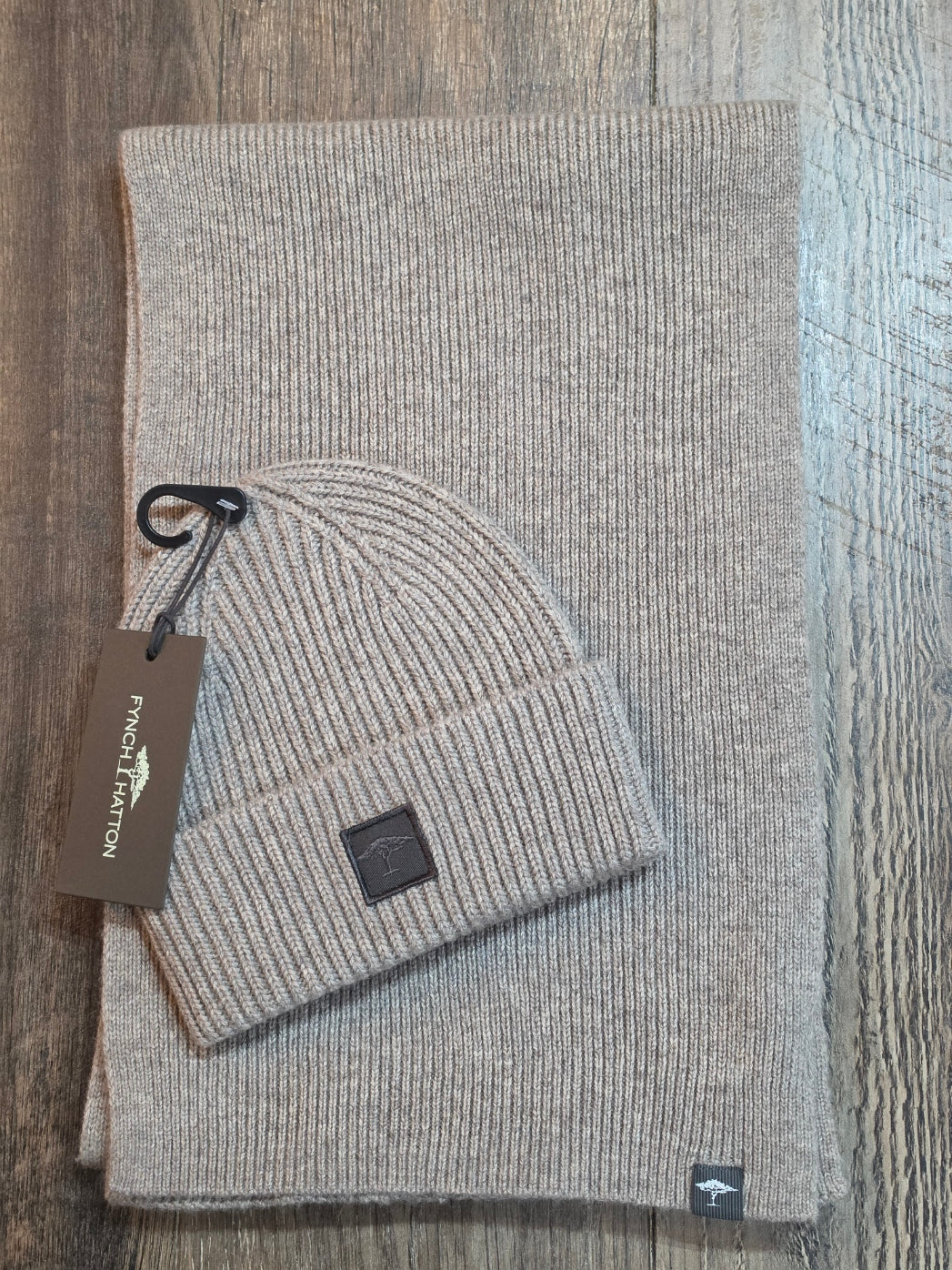 FYNCH-HATTON Hat and scarf set