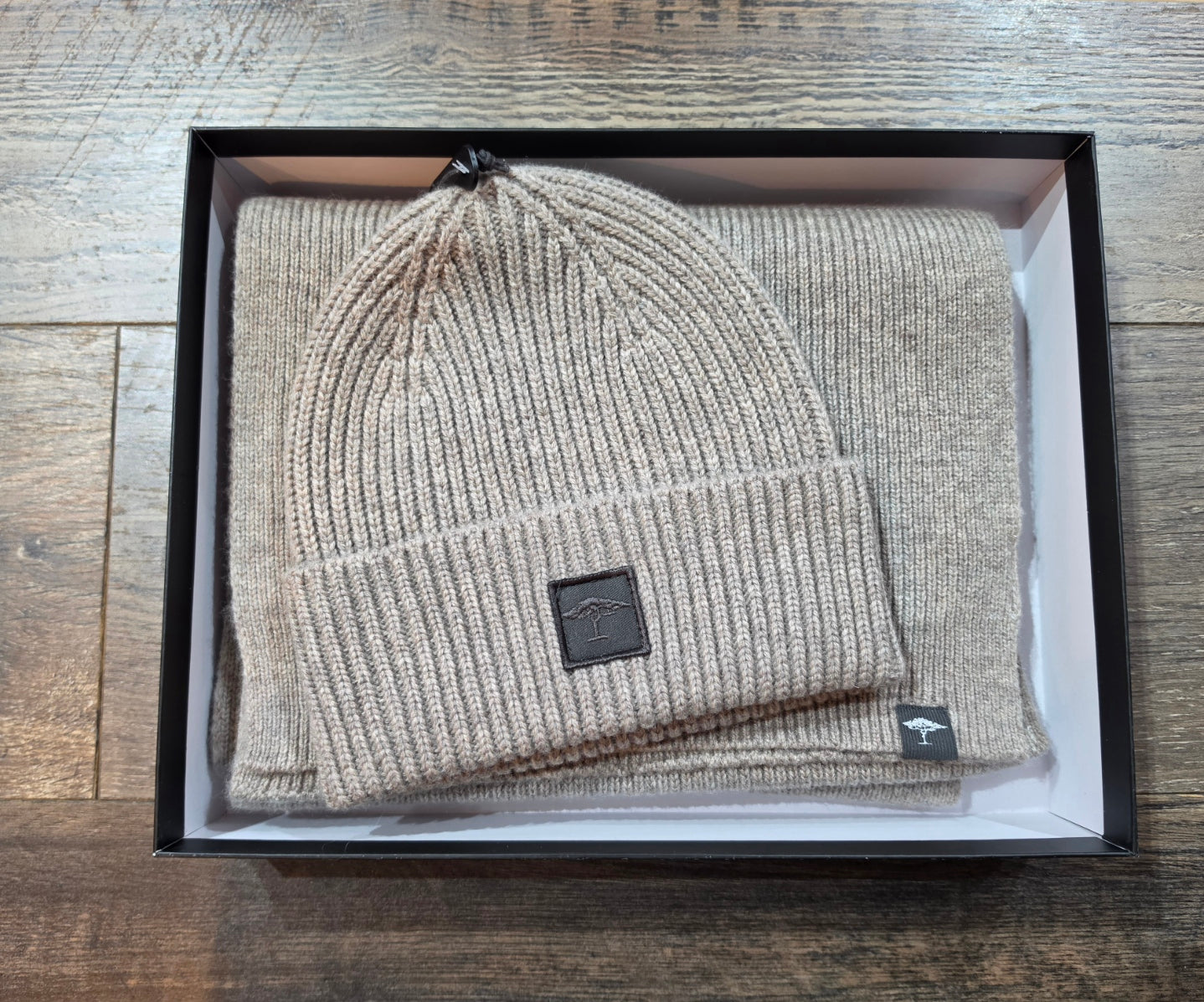 FYNCH-HATTON Hat and scarf set