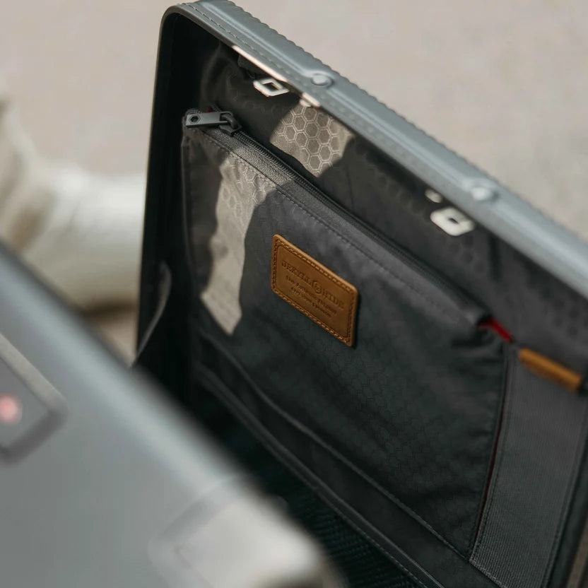 Jekyll & Hide hard shell cabin suitcase